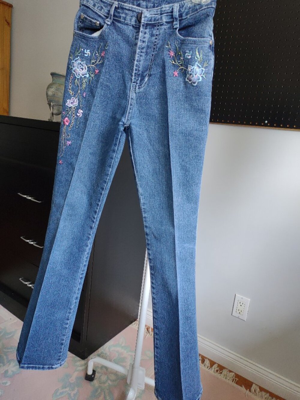 Embroidered blue jeans size XS permanent pressed boot cut
